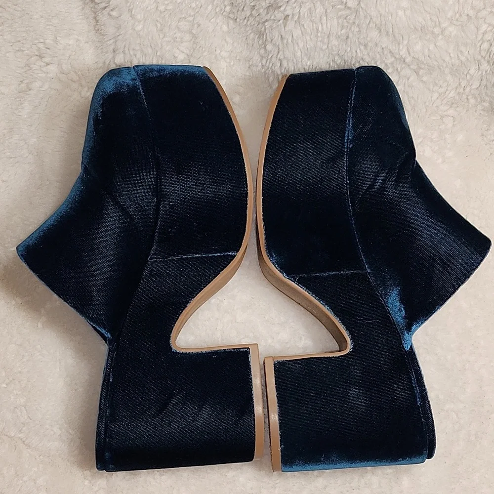 Larroudé Miso Platform Clog in Deepsea Velvet Size 6